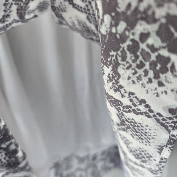Cato Snake Print Blouse Women 22/24W Plus Gray Slit Open Long Sleeve Flowy Lined - Picture 8 of 14
